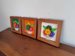 Kit 3 Quadros Flores 22x22cm fundo colorido - comprar online