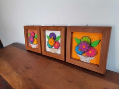Kit 3 Quadros Flores 22x22cm fundo colorido - loja online