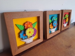 Kit 3 Quadros Flores 22x22cm fundo colorido - comprar online