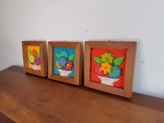 Kit 3 Quadros Flores 22x22cm fundo colorido