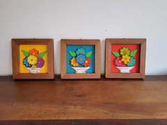 Imagem do Kit 3 Quadros Flores 22x22cm fundo colorido