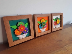 Kit 3 Quadros Flores 22x22cm fundo colorido