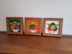 Imagem do Kit 3 Quadros Flores 22x22cm fundo colorido