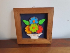 Quadro Flores 22x22cm fundo colorido - Porão da Arte - Lécio e Alcinéia