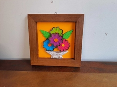 Quadro Flores 22x22cm fundo colorido - comprar online