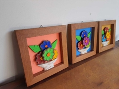 Imagem do Kit 3 Quadros Flores 22x22cm fundo colorido