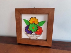 Quadro Flores 22x22cm fundo colorido - Porão da Arte - Lécio e Alcinéia
