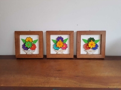 Kit 3 Quadros Flores 22x22cm fundo colorido