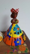 Boneca Luminária em Madeira 30cm Turbante Vermelho Saia Patchwork