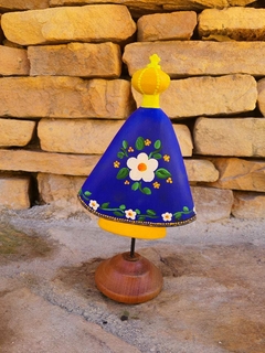 Nossa Senhora Aparecida em Madeira Sobre Pedestal na internet