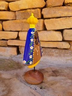 Nossa Senhora Aparecida em Madeira Sobre Pedestal - Porão da Arte - Lécio e Alcinéia