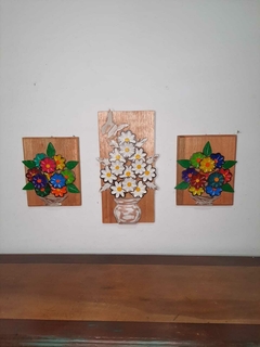 Kit 3 Quadros Flores Coloridas e Branco 1 Grande 2 Pequenos - Porão da Arte - Lécio e Alcinéia
