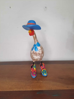 Galinha de Chapéu 30 cm Azul Claro - Porão da Arte - Lécio e Alcinéia