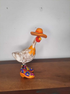 Galinha de Chapéu 30 cm Laranja Claro