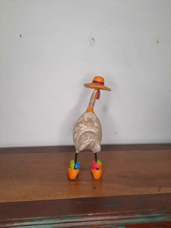 Galinha de Chapéu 30 cm Laranja Claro - Porão da Arte - Lécio e Alcinéia