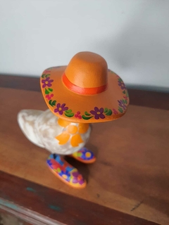 Galinha de Chapéu 30 cm Laranja Claro - Porão da Arte - Lécio e Alcinéia