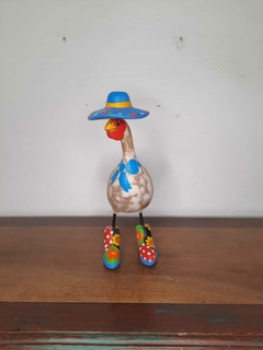 Galinha de Chapéu 30 cm Azul Claro - Porão da Arte - Lécio e Alcinéia