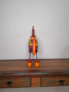 Casal Galo 48 cm e Galinha 46 cm de Sapatos em Madeira Vinho e Amarelo - Porão da Arte - Lécio e Alcinéia