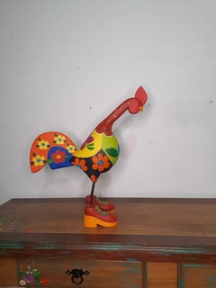 Casal Galo 48 cm e Galinha 46 cm de Sapatos em Madeira Vinho e Amarelo - comprar online