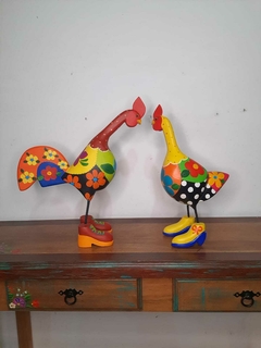 Casal Galo 48 cm e Galinha 46 cm de Sapatos em Madeira Vinho e Amarelo - comprar online