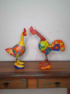 Casal Galo 48 cm e Galinha 46 cm de Sapatos em Madeira Vinho e Amarelo