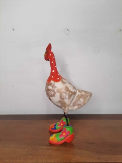 Galinha Florzinha em Madeira 30 cm Vermelha na internet