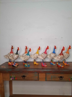 Galinha Florzinha em Madeira 30 cm Laranja Claro - Porão da Arte - Lécio e Alcinéia