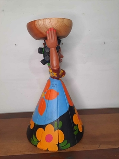 Boneca Fruteira 40cm com Gamela em Madeira Cabelo Tererê - Porão da Arte - Lécio e Alcinéia