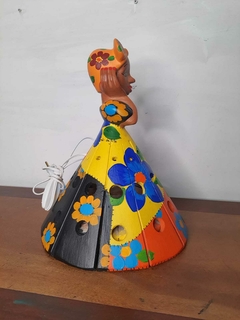 Boneca Luminária em Madeira 30cm Turbante Laranja Claro - Porão da Arte - Lécio e Alcinéia
