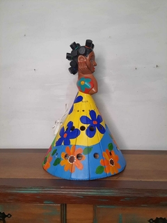 Boneca Luminária 50 cm em Madeira Cabelo Colorida - Porão da Arte - Lécio e Alcinéia