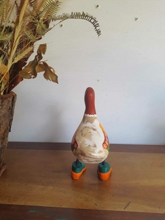 Pato em Madeira Pata de Sapato Vinho - Porão da Arte - Lécio e Alcinéia