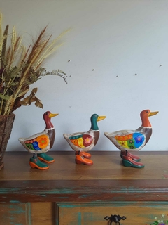 Imagem do Kit 3 Patos em Madeira Pata de Sapato Verde, Vinho e Laranja