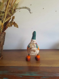 Pato em Madeira Pata de Sapato Verde - Porão da Arte - Lécio e Alcinéia