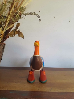 Pato em Madeira Pata de Sapato Laranja - Porão da Arte - Lécio e Alcinéia