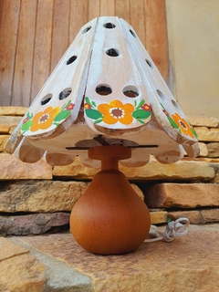 Abajur em Madeira 40cm Cúpula Pátina Branca com Flores - Porão da Arte - Lécio e Alcinéia