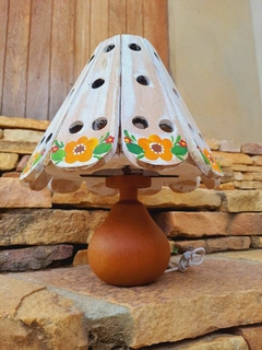 Abajur em Madeira 40cm Cúpula Pátina Branca com Flores - comprar online