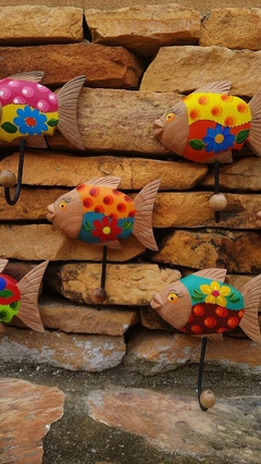 Cabide Peixe em Madeira com Pintura Colorida Cores Variadas - loja online
