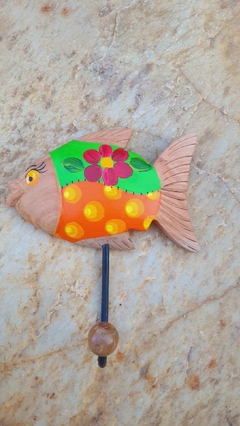 Cabide Peixe em Madeira com Pintura Colorida Cores Variadas - Porão da Arte - Lécio e Alcinéia