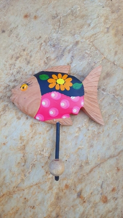 Imagem do Cabide Peixe em Madeira com Pintura Colorida Cores Variadas