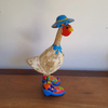 Galinha P em pátina branca, sapato patchwork e chapéu azul