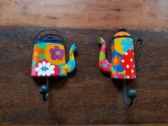 Kit 2 Cabideiros Cozinha Chaleira e Bule - Porão da Arte - Lécio e Alcinéia