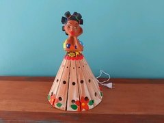 BONECA LUMINÁRIA EM MADEIRA 40CM TERERÊ