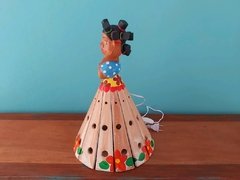 BONECA LUMINÁRIA EM MADEIRA 40CM TERERÊ - comprar online