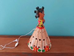 BONECA LUMINÁRIA EM MADEIRA 40CM TERERÊ - Porão da Arte - Lécio e Alcinéia