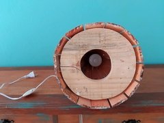 BONECA LUMINÁRIA EM MADEIRA 40CM TERERÊ - Porão da Arte - Lécio e Alcinéia