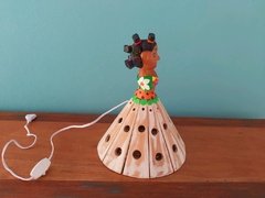 Boneca Luminária em Madeira 30cm Tererê Saia em Pátina - Porão da Arte - Lécio e Alcinéia