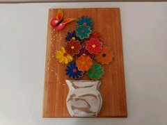 Quadro Vaso de Flor e borboleta em madeira 28x40cm unid - Porão da Arte - Lécio e Alcinéia