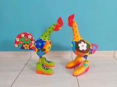 Casal Galo e Galinha de Sapatos 47cm em Madeira - Porão da Arte - Lécio e Alcinéia