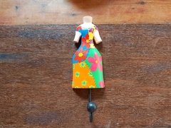 Gancho Cabideiro Vestido M - Porão da Arte - Lécio e Alcinéia