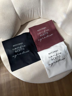 T-shirt Entrego, Confio e aceito na internet
